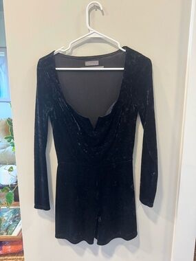 Urban Outfitters Black Velvet Long-Sleeve Rompr